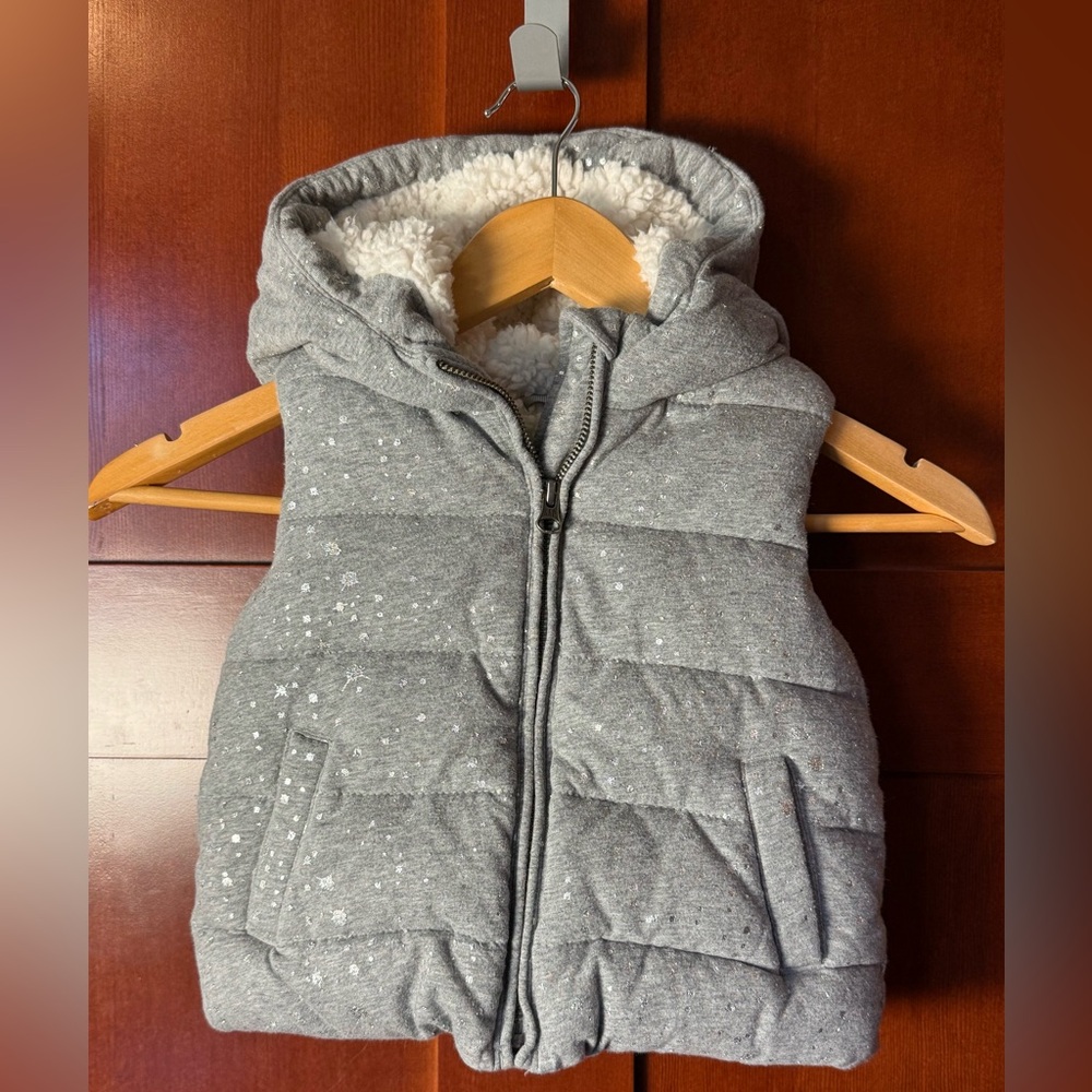 GAP Gray Splatter Print/Faux Sherpa Hooded Puffer Vest for Kids Size 4T